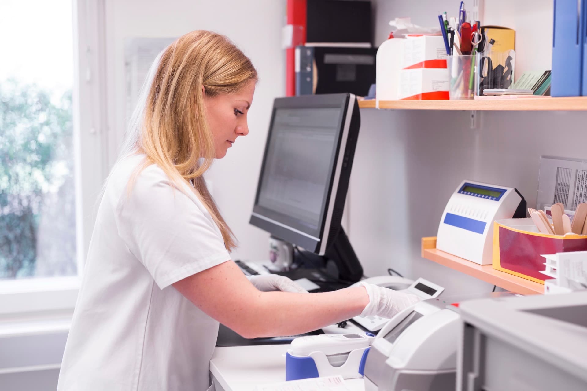 Doctora joven trabajando en clínica